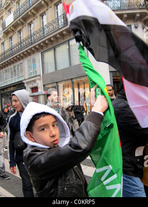 Paris, France, manifestation publique, en faveur de la révolution libyenne, Portrait jeune garçon dans la foule "manifestations du Printemps arabe" jeunes protestant contre la politique, 2011 Banque D'Images