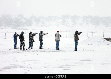 Tourner leurs fusils de tireurs d'interruption dans la neige de l'hiver dans le centre de l'Utah, l'heure d'hiver. Banque D'Images