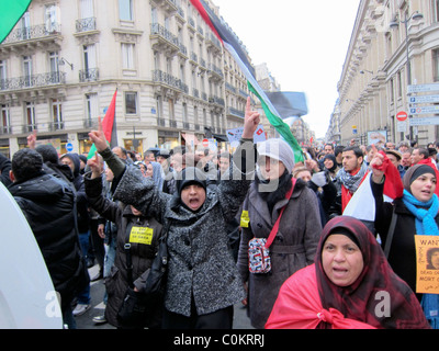 Paris, France, Libye manifestation, en soutien à la Révolution libyenne, des femmes arabes musulmanes défilant en criant des slogans dans la rue bondée du mouvement de protestation du printemps arabe, une femme en hajib, une jeune femme dans une foule Banque D'Images