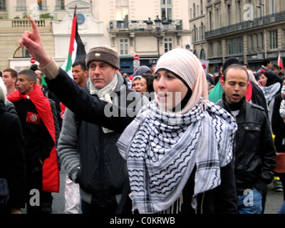 Paris, France, Libye manifestation, en soutien à la Révolution libyenne, voilé Women in Head Scarf marchant et scandant des slogans dans la rue 'manifestations du printemps arabe' FEMME marchant DANS LA FOULE, femme en hajib, france musulmane Banque D'Images