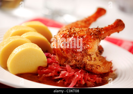 Canard rôti avec du chou rouge et des beignets de pomme de terre - la cuisine tchèque Banque D'Images