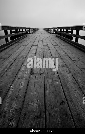 Voir le long d'une jetée en bois sur un matin brumeux et glacial - 1 Banque D'Images
