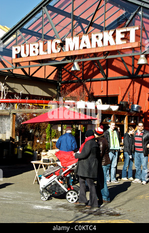 Foule de gens à l'entrée du marché public de Granville Island Vancouver Banque D'Images