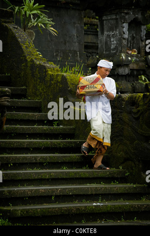 Fidèles hindous viennent le plus important temple à Bali, Indonesia-Besakih, ou le Temple mère de laisser l'épargne et de prier. Banque D'Images