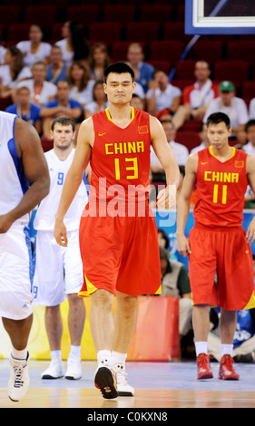 La Chine La Chine Yao Ming jouer la Grèce au Gymnase olympique de basketball dans l'épreuve du Tour préliminaire Groupe B de la Beijing Banque D'Images