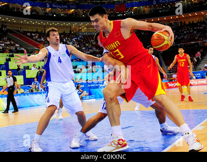 La Chine La Chine Yao Ming jouer la Grèce au Gymnase olympique de basketball dans l'épreuve du Tour préliminaire Groupe B de la Beijing Banque D'Images