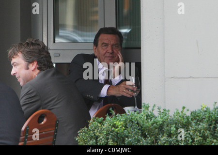 L'ancien chancelier allemand Gerhard Schroeder en train de dîner au restaurant Aigner Gendarmenmarkt Berlin, Allemagne - 27.07.08 Banque D'Images