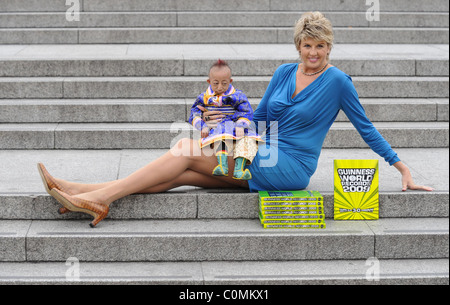 Il Svetlana Pankratova Pingping et une séance de photos pour le Livre Guinness des Records avec les mondes meilleurs homme il et l'Pingping Banque D'Images