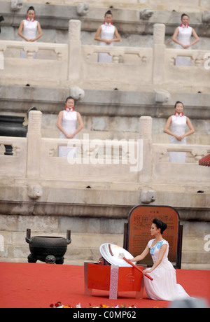 Jiang Xintian allume la flamme des Jeux Paralympiques de Beijing 2008 et l'éclairage de la flamme olympique Relais de la cérémonie qui a eu lieu au Temple de Banque D'Images