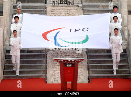 Le drapeau du Comité international paralympique aux Jeux paralympiques de 2008 à Beijing et l'éclairage de la flamme olympique Relais de la cérémonie qui a eu lieu Banque D'Images