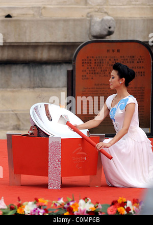 Jiang Xintian allume la flamme des Jeux Paralympiques de Beijing 2008 et l'éclairage de la flamme olympique Relais de la cérémonie qui a eu lieu au Temple de Banque D'Images