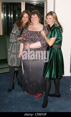 Trinny Woodall et Susannah Constantine Trinny et Susannah visiter le Princess Alice Hospice pour aider à rendre les patients 'l'air bien Banque D'Images