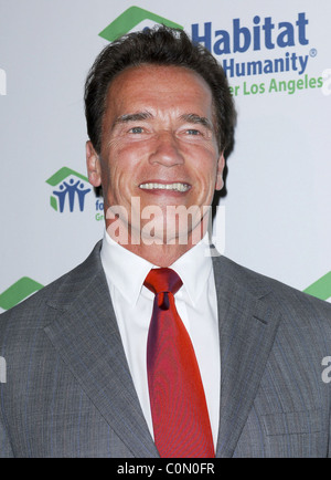 Le gouverneur Arnold Schwarzenegger, Habitat pour l'humanité du Grand Los Angeles l'honneur de la famille Schwarzenegger avec la famille Banque D'Images