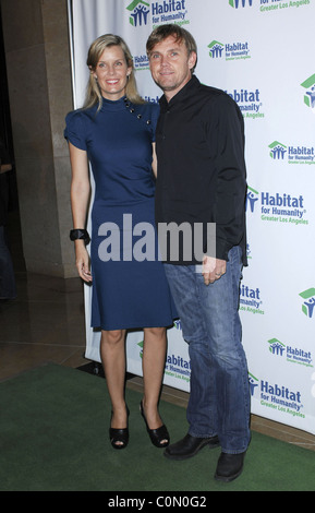 Andrea Schroder et Rick Schroder Habitat pour l'humanité du Grand Los Angeles l'honneur de la famille Schwarzenegger avec la famille Banque D'Images