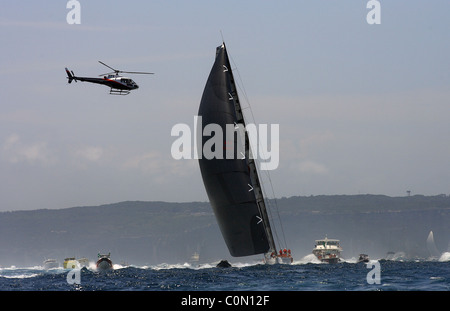 Maxi Wild Oats XI navigue dans la flottille de bateaux spectateurs et médias Helicopters Banque D'Images