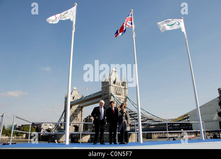 Maire de Londres Boris Johnson, Lord Sebastian Coe et Tessa Jowell Ministre olympique aux Jeux olympiques et paralympiques d'Flagraising Banque D'Images