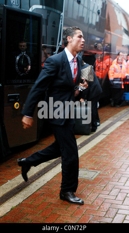 Le joueur de Manchester United, Cristiano Ronaldo arrive au stade de football d'Ewood Park avant le match entre Manchester United Banque D'Images