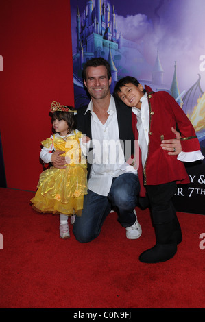 Cameron Mathison avec Leila et Lucas Sleeping Beauty - 50e anniversaire du lancement de DVD et le contrôle aux cinémas Chelsea New York Banque D'Images