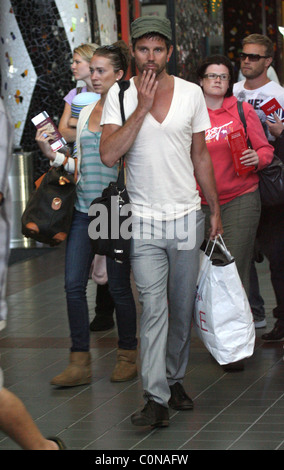 Jason Orange arrive à LAX international avec le reste de sa bande de potes qui prennent à bord d'un vol pour Londres Heathrow Los Banque D'Images