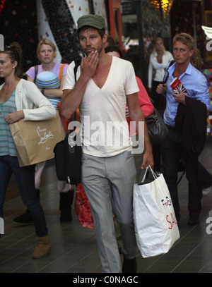 Jason Orange arrive à LAX international avec le reste de sa bande de potes qui prennent à bord d'un vol pour Londres Heathrow Los Banque D'Images