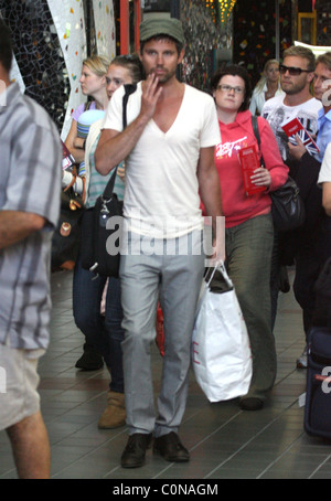 Jason Orange arrive à LAX international avec le reste de sa bande de potes qui prennent à bord d'un vol pour Londres Heathrow Los Banque D'Images