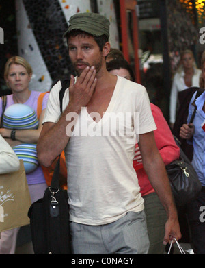 Jason Orange arrive à LAX international avec le reste de sa bande de potes qui prennent à bord d'un vol pour Londres Heathrow Los Banque D'Images