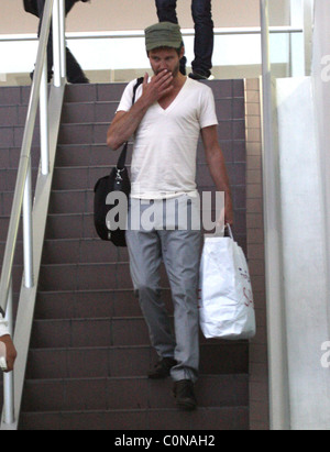 Jason Orange arrive à LAX international avec le reste de sa bande de potes qui prennent à bord d'un vol pour Londres Heathrow Los Banque D'Images