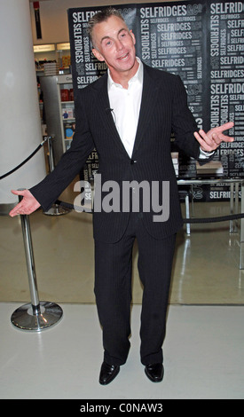 Gary Rhodes signe des copies de son nouveau livre de cuisine au grand magasin Selfridges Foyles à Londres, Angleterre - 28.09.08 cession : Banque D'Images