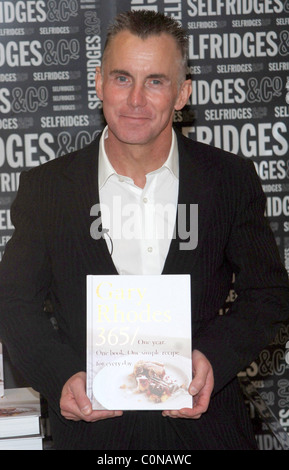 Gary Rhodes signe des copies de son nouveau livre de cuisine au grand magasin Selfridges Foyles à Londres, Angleterre - 28.09.08 cession Vince Banque D'Images