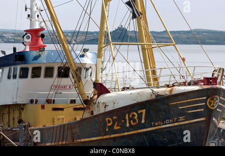 Un chalutier de faisceau avec St Michaels Mount au-delà à Newlyn à Cornwall, England, UK Banque D'Images