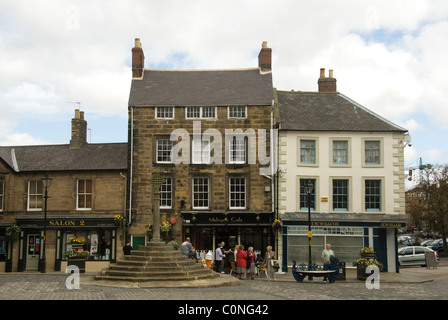 La NORTHUMBRIE ; ALNWICK ; LE MARCHÉ ET CROIX DU SOUVENIR Banque D'Images