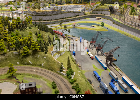Détail de l'usine de fer fer jouet Modèle avec locomotive, wagon, les voies et les bâtiments Banque D'Images