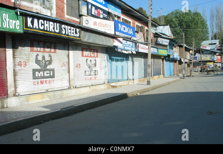 Un couvre-feu est imposé entre Srinagar et Barahmulla quand force paramilitaire indien a ouvert le feu sur des protestataires qui manifestaient dans Banque D'Images