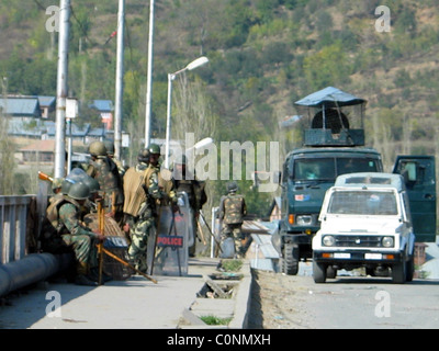 Un couvre-feu est imposé entre Srinagar et Barahmulla quand force paramilitaire indien a ouvert le feu sur des protestataires qui manifestaient dans Banque D'Images