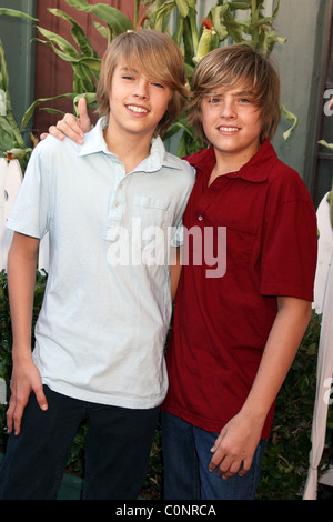 Cole Sprouse Dylan Sprouse & Ronald McDonald Camp 16e Carnaval Halloween Famille Universal Studios Universal City, CA - Banque D'Images