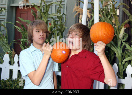 Cole Sprouse Dylan Sprouse & Ronald McDonald Camp 16e Carnaval Halloween Famille Universal Studios Universal City, CA - Banque D'Images