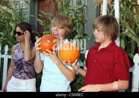 Cole Sprouse Dylan Sprouse & Ronald McDonald Camp 16e Carnaval Halloween Famille Universal Studios Universal City, CA - Banque D'Images