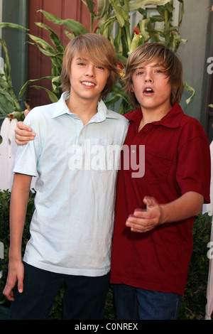 Cole Sprouse Dylan Sprouse & Ronald McDonald Camp 16e Carnaval Halloween Famille Universal Studios Universal City, CA - Banque D'Images