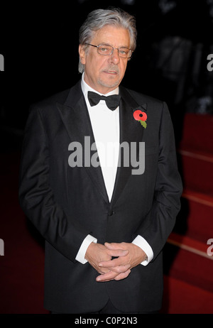 Giancarlo Giannini La première mondiale du nouveau film de James Bond "Quantum of Solace", tenue à l'odéon Cinéma, Leicester Banque D'Images