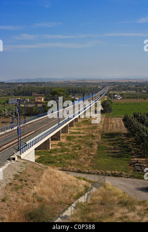 En viaduc à LLeida pour haute vitesse AVE, train Bleu, Ciel. Banque D'Images