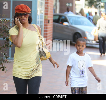 Anika Noni Rose de 'Dreamgirls' et son fils visiter une banque à Los Angeles, CA - 22.10.08 /Apega/Agent47 Banque D'Images