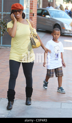 Anika Noni Rose de 'Dreamgirls' et son fils visiter une banque à Los Angeles, CA - 22.10.08 /Apega/Agent47 Banque D'Images