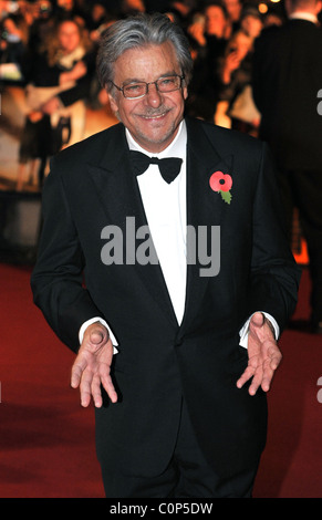 Giancarlo Giannini La première mondiale du nouveau film de James Bond "Quantum of Solace", tenue à l'odéon Cinéma, Leicester Banque D'Images