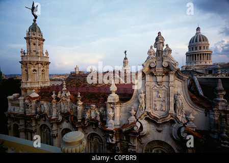 La Havane. Cuba. Vue sur le toit du Gran Teatro de la Habana, et le dôme de la Capitolio (droite). Banque D'Images