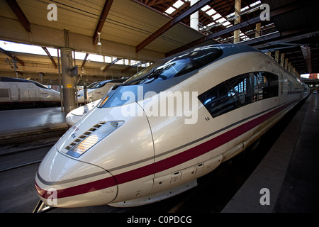 Train à grande vitesse AVE à Puerta de la gare d'Atocha. Madrid. Banque D'Images