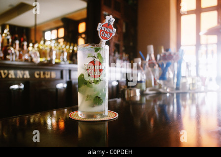 La Havane. Cuba. Le Mojito à la Fundacion Havana Club bar. (Museo del Ron) Banque D'Images