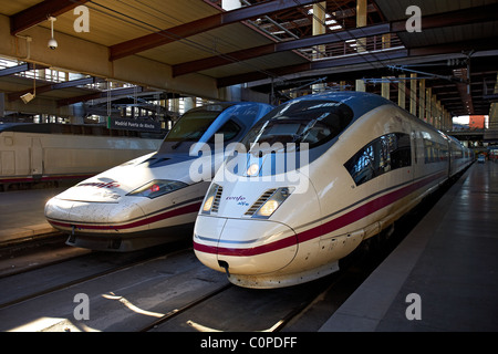 Deux trains à grande vitesse AVE à Puerta de la gare d'Atocha. Madrid. L'Espagne. Banque D'Images