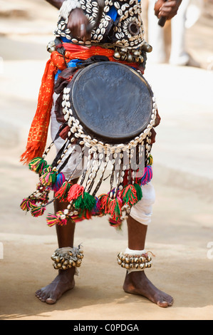 Musicien folk traditionnel indien jouant un tambour d'une manière juste, Surajkund Artisanat Mela, Surajkund, Faridabad, Haryana, Inde Banque D'Images