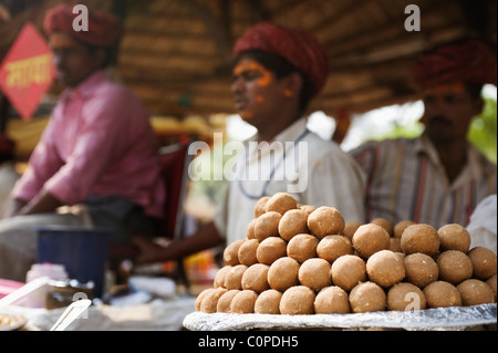 Vendeurs aux sucreries décroche à un procès équitable, l'artisanat Surajkund Mela, Surajkund, Faridabad, Haryana, Inde Banque D'Images