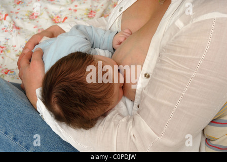 Mère d'allaiter son bébé garçon Banque D'Images